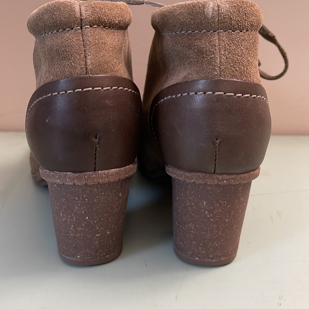 Clarks 7 leather/suede ankle tie heal booties - Picture 3 of 6